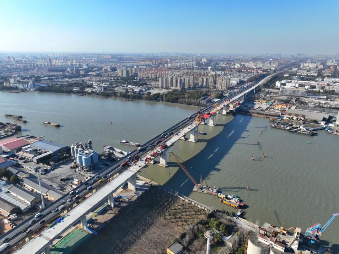 上海S4公路奉浦东桥跨黄浦江主体工程合龙段最后一方混凝土浇筑完成