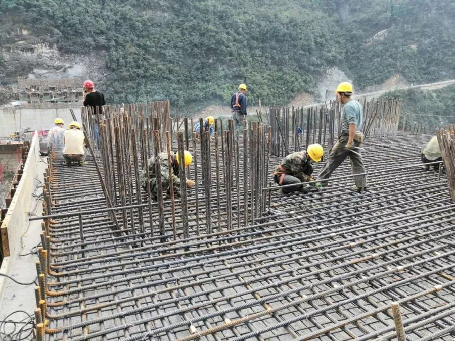 中铁十一局五公司开城高速公路南长沟特大桥首根桩基混凝土浇筑成功