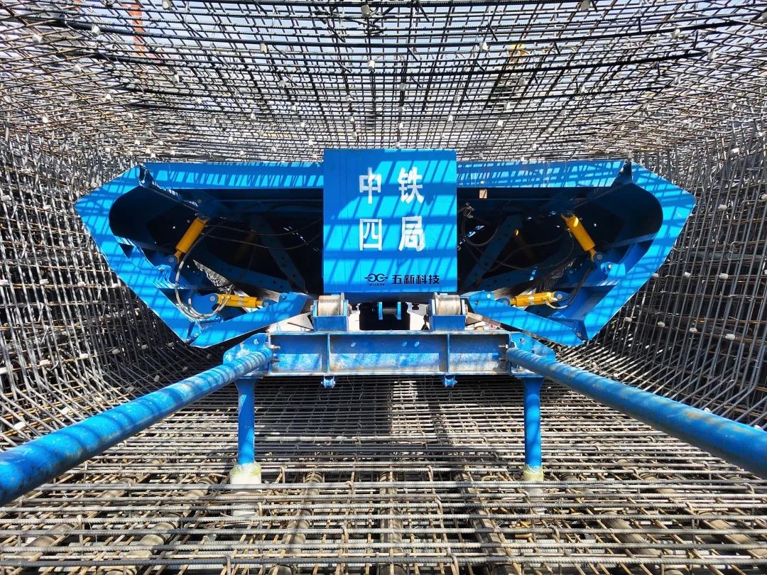 内模入笼 - 时速350公里高速铁路2322A系列新版通图全国首榀箱梁在津潍高铁滨州制梁场混凝土浇筑完成