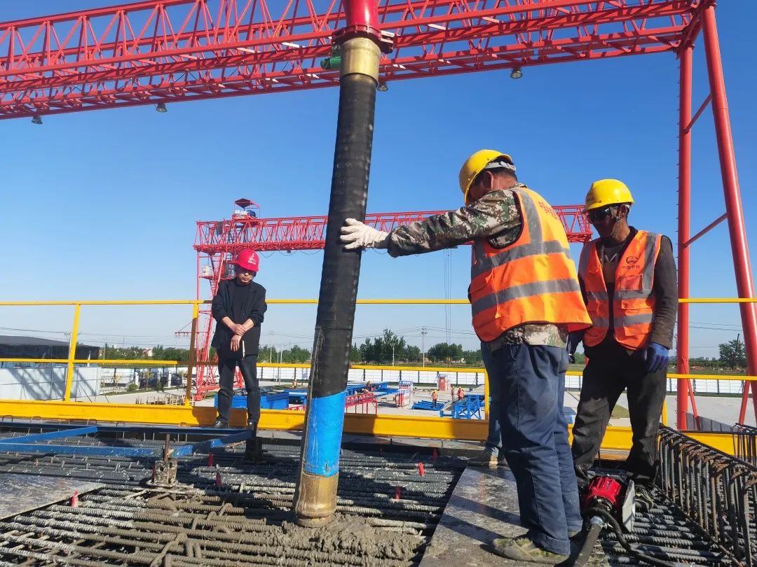混凝土浇筑 - 时速350公里高速铁路2322A系列新版通图全国首榀箱梁在津潍高铁滨州制梁场混凝土浇筑完成