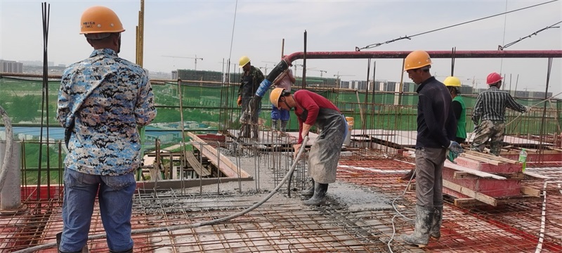 混凝土输送泵管浇筑现场 - 十五冶金拓公司清能熙悦台项目结构全面封顶
