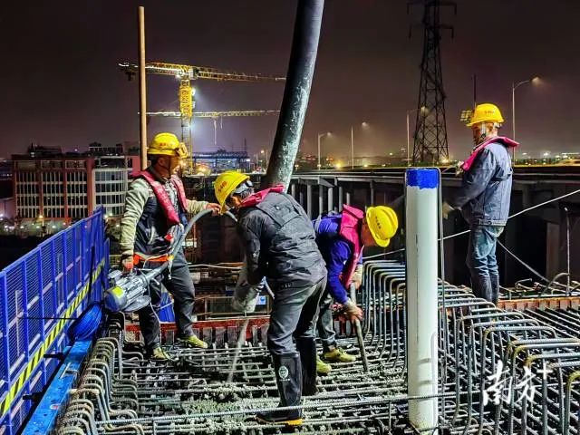 三一重工混凝土输送泵车浇筑现场 - 中江高速改扩建项目西江特大桥30号主墩0号节段主梁混凝土浇筑完成
