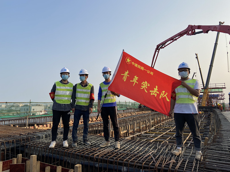 混凝土输送泵车浇筑现场 - 中建四局：澄海项目凤翔路跨线桥首个现浇箱梁第一次混凝土浇筑完成