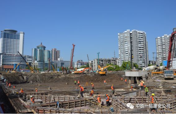 三一重工泵车、混凝土搅拌运输车浇筑现场 - 中铁一局建安公司武汉歌笛湖项目整体基坑首段冠梁、支撑梁浇筑完成