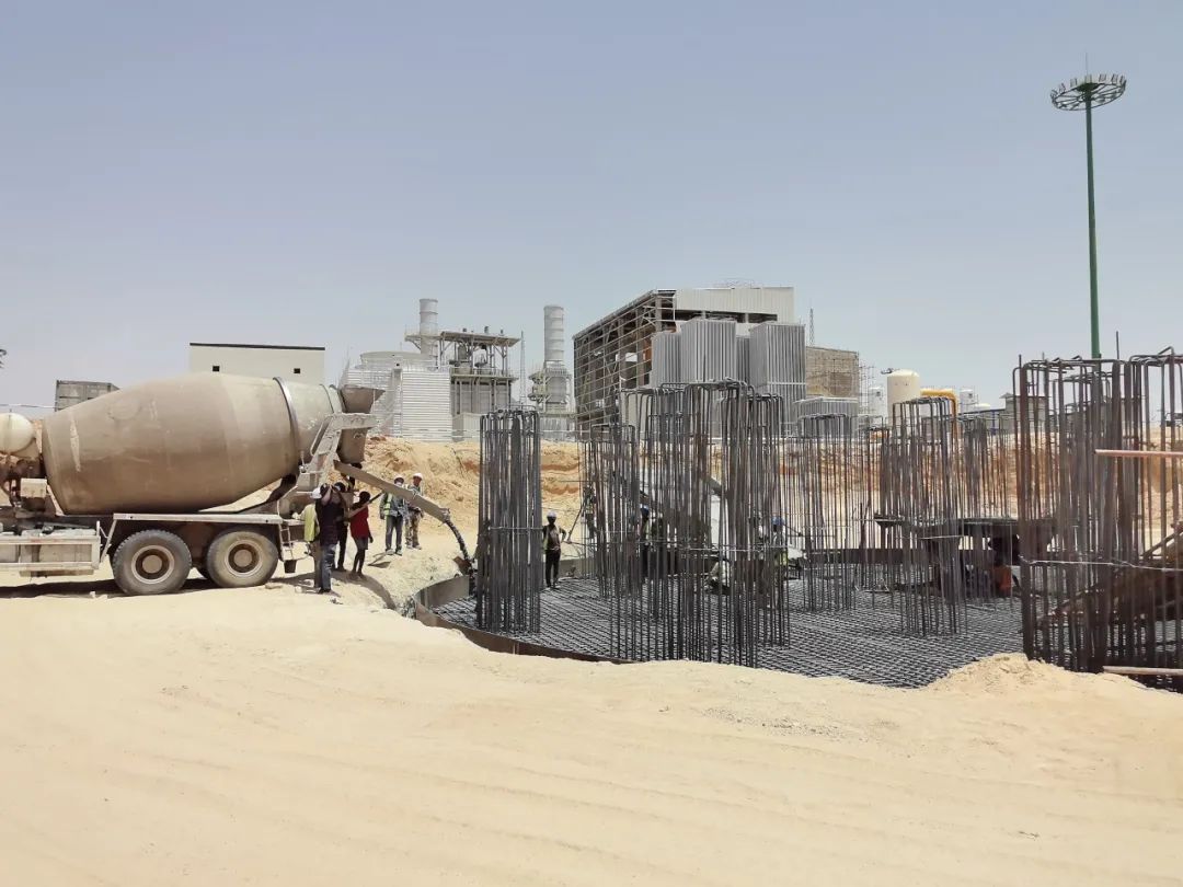 混凝土搅拌运输车浇筑现场 - 尼日利亚迈杜古里地区应急电站联合循环部分及变压器供货项目LNG 3000m³（8天）储罐基础顺利浇筑混凝土