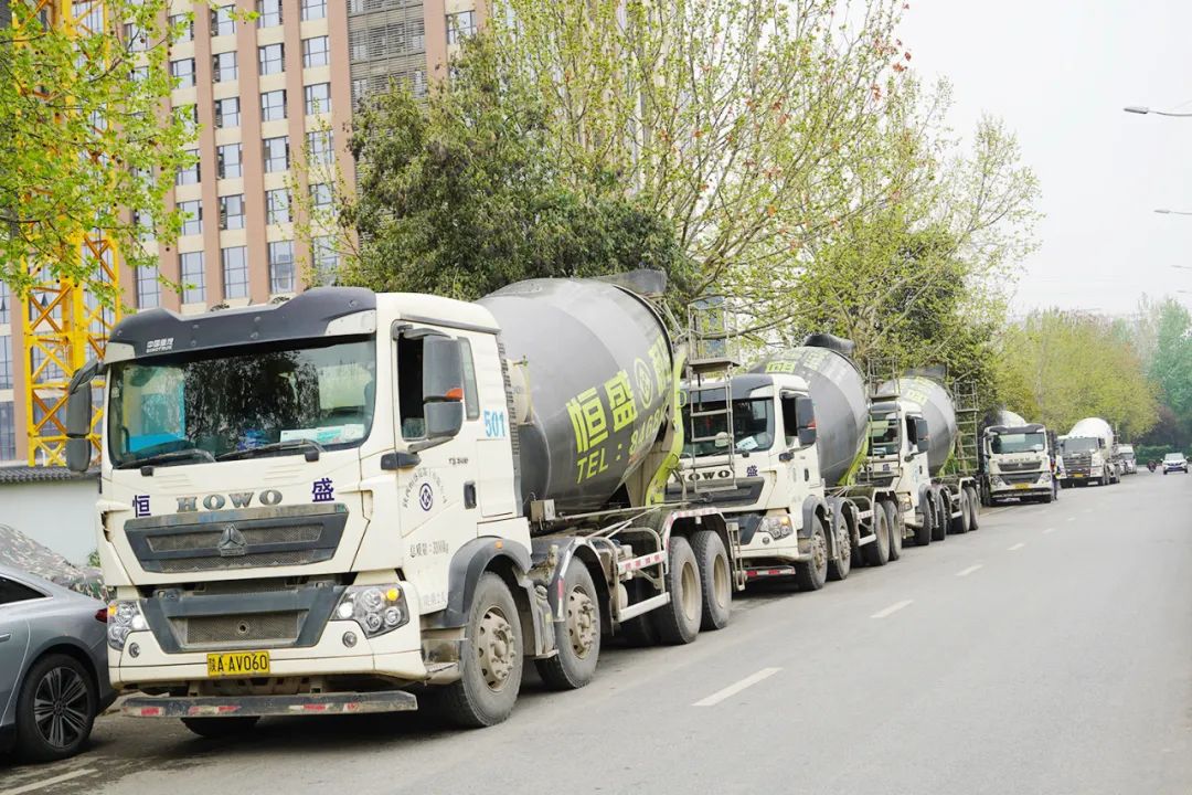 混凝土搅拌运输车 - 智能驾驶汽车应用光子技术产业化项目基础筏板大体积混凝土浇筑完成