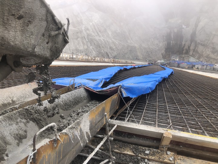 水电十一局河南天池抽水蓄能项目上水库大坝面板首仓混凝土开盘浇筑