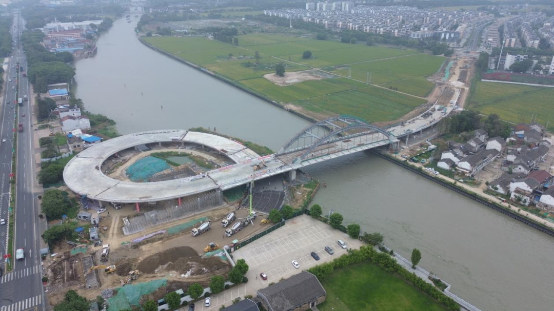 混凝土搅拌运输车、中联重科泵车浇筑现场 - 锡溧漕河无锡段航道整治工程六庄桥改建项目现浇箱梁施工全部完成