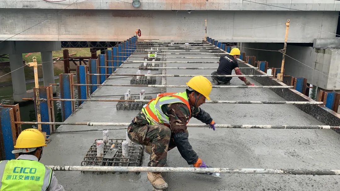 杭州交工：杭金衢改扩建二期项目衢江大桥左幅第一个盖梁顺利砼浇筑