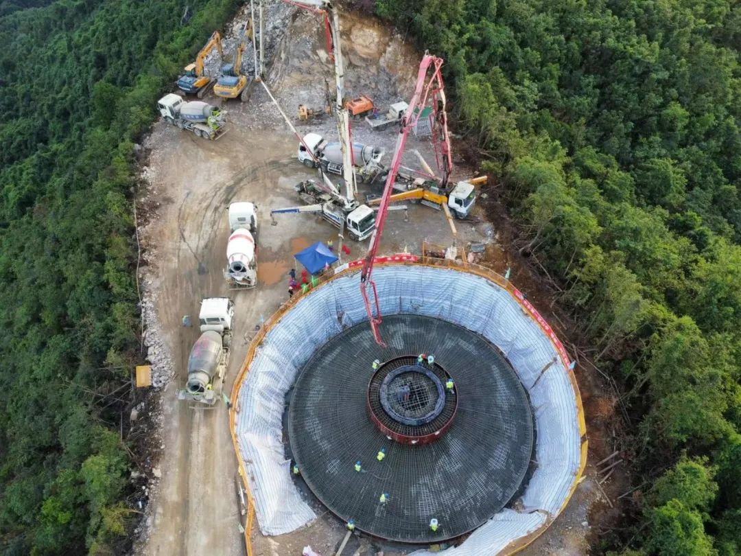 混凝土搅拌运输车、混凝土输送泵车浇筑现场 - 江西吉安市遂川县巾石乡智慧风电场项目首台风机基础混凝土浇筑完成