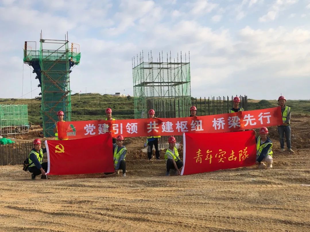 山东高速工程建设集团一公司红河综合交通枢纽项目第一颗墩柱砼浇筑