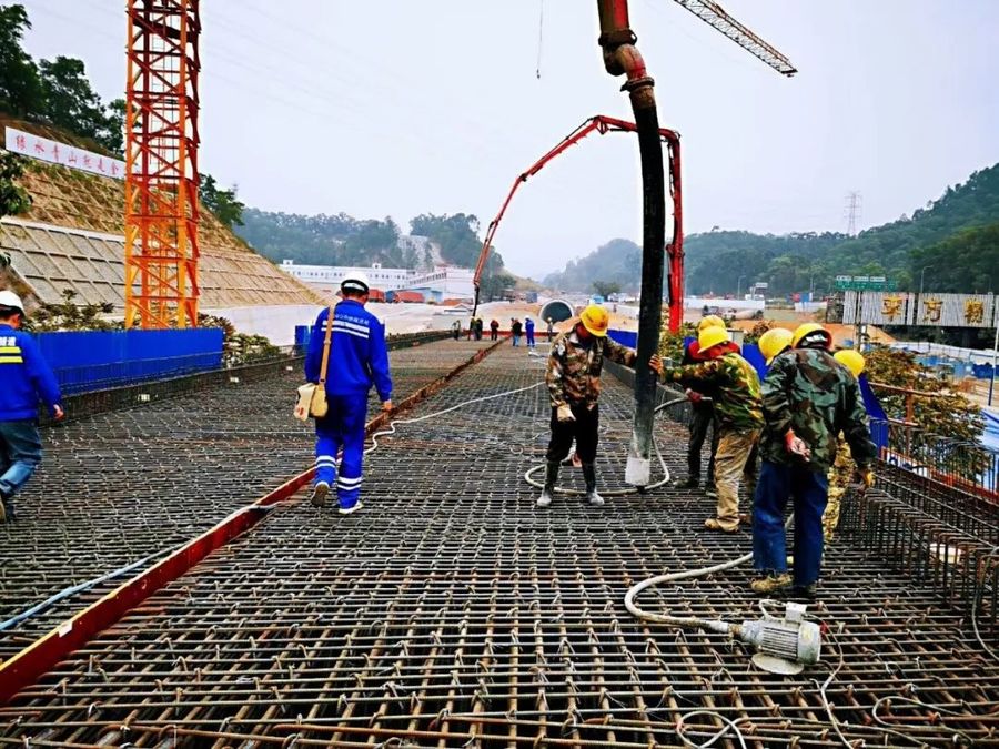 三一重工泵车浇筑现场 - 广州铁路外绕线米龙特大桥跨S115省道大源北路连续刚构梁砼浇筑完成
