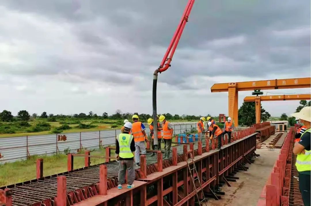 三一重工泵车浇筑现场 - 罗安达新国际机场铁路支线项目特大桥制梁场首片32米T梁浇筑成功