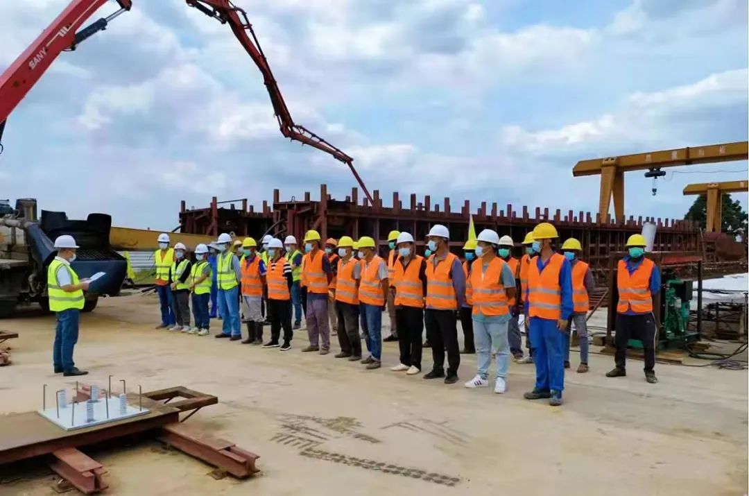 三一重工泵车浇筑现场 - 罗安达新国际机场铁路支线项目特大桥制梁场首片32米T梁浇筑成功
