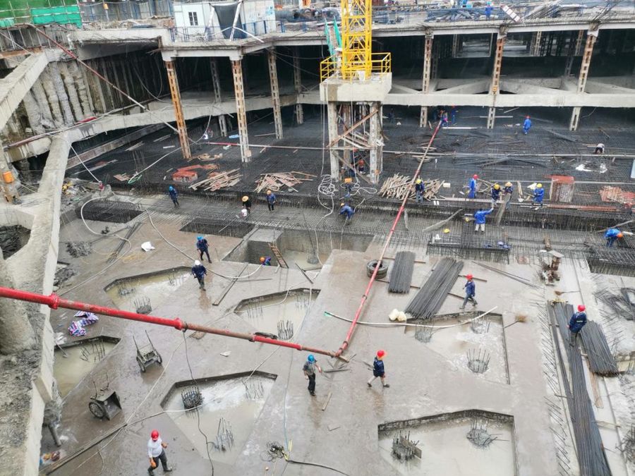 混凝土泵管浇筑现场 - 湖州市第一人民医院改扩建项目一期工程地下室底板混凝土浇筑完成