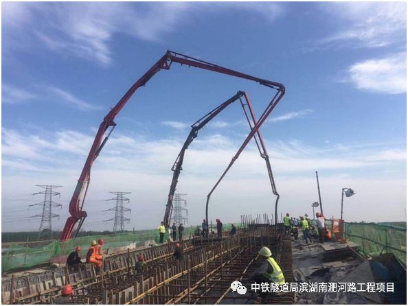 混凝土搅拌运输车浇筑现场 - 合肥滨湖南淝河路、府学街道路项目紫云路跨线桥首联桥混凝土浇筑