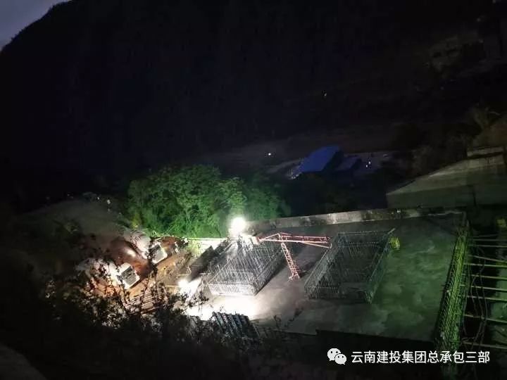 混凝土搅拌运输车浇筑现场 - 云南建投总承包三部大戛高速戛洒江特大桥6#墩承台混凝土成功浇筑