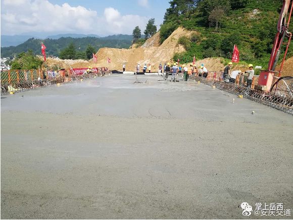 混凝土输送泵车浇筑现场 - G318岳西至白帽改建工程來榜大桥移动模架首跨混凝土浇筑完成