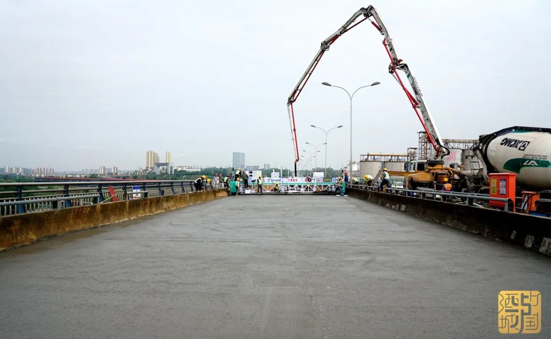 混凝土搅拌运输车、徐工泵车浇筑现场 - 泸州日报：泸州市泰安长江大桥维修整治工程已开始浇筑桥面混凝土