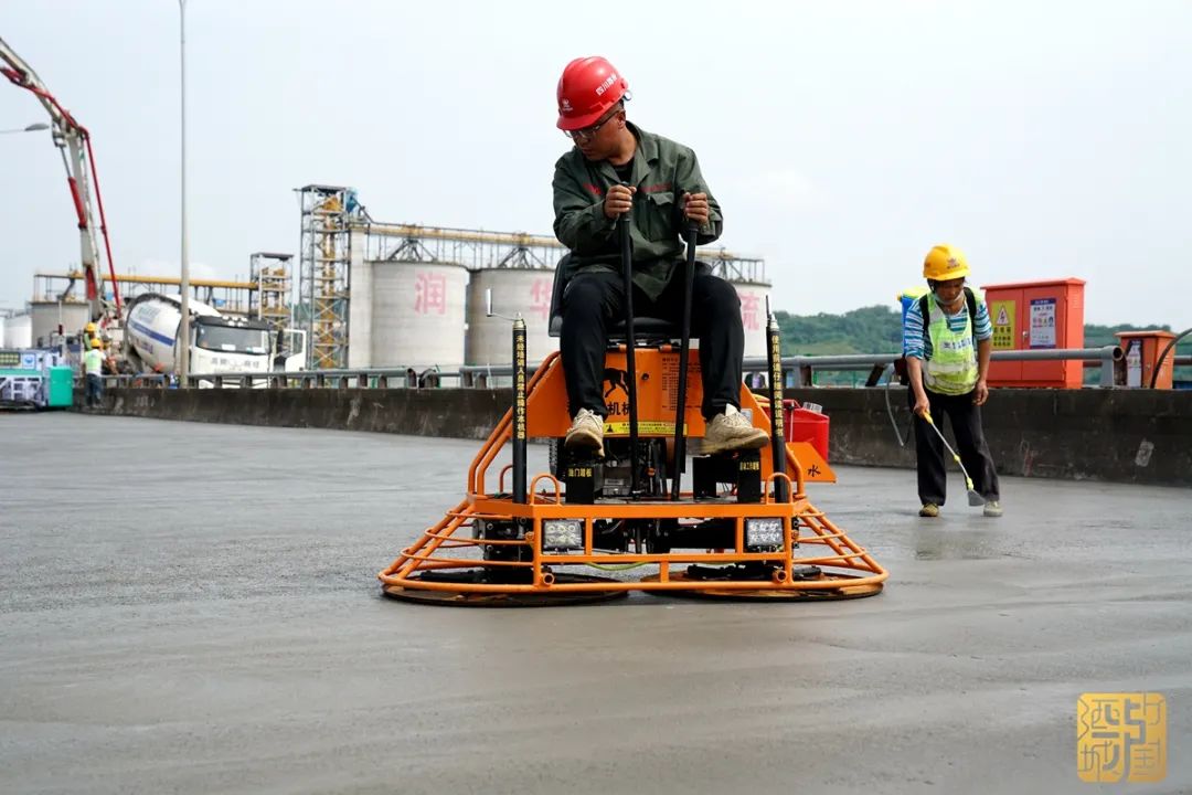 混凝土搅拌运输车、徐工泵车浇筑现场 - 泸州日报：泸州市泰安长江大桥维修整治工程已开始浇筑桥面混凝土