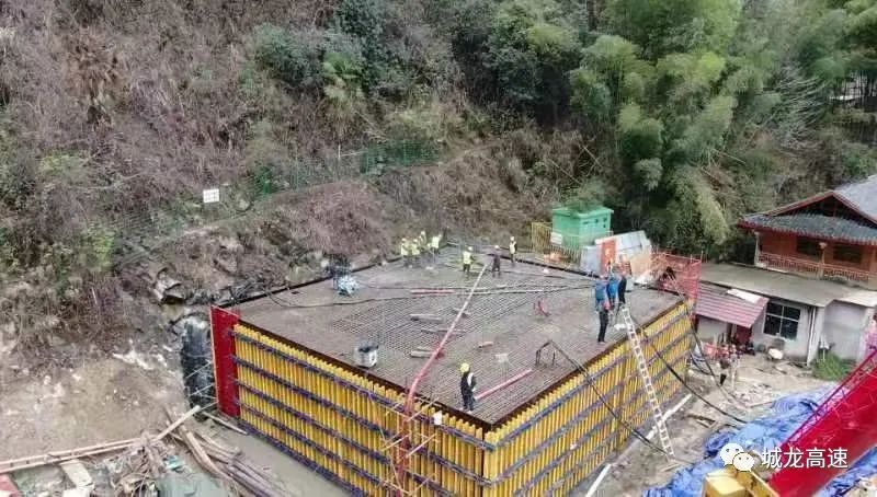 城龙高速公路落叶湾巫水特大桥主墩承台第一次混凝土浇筑完成