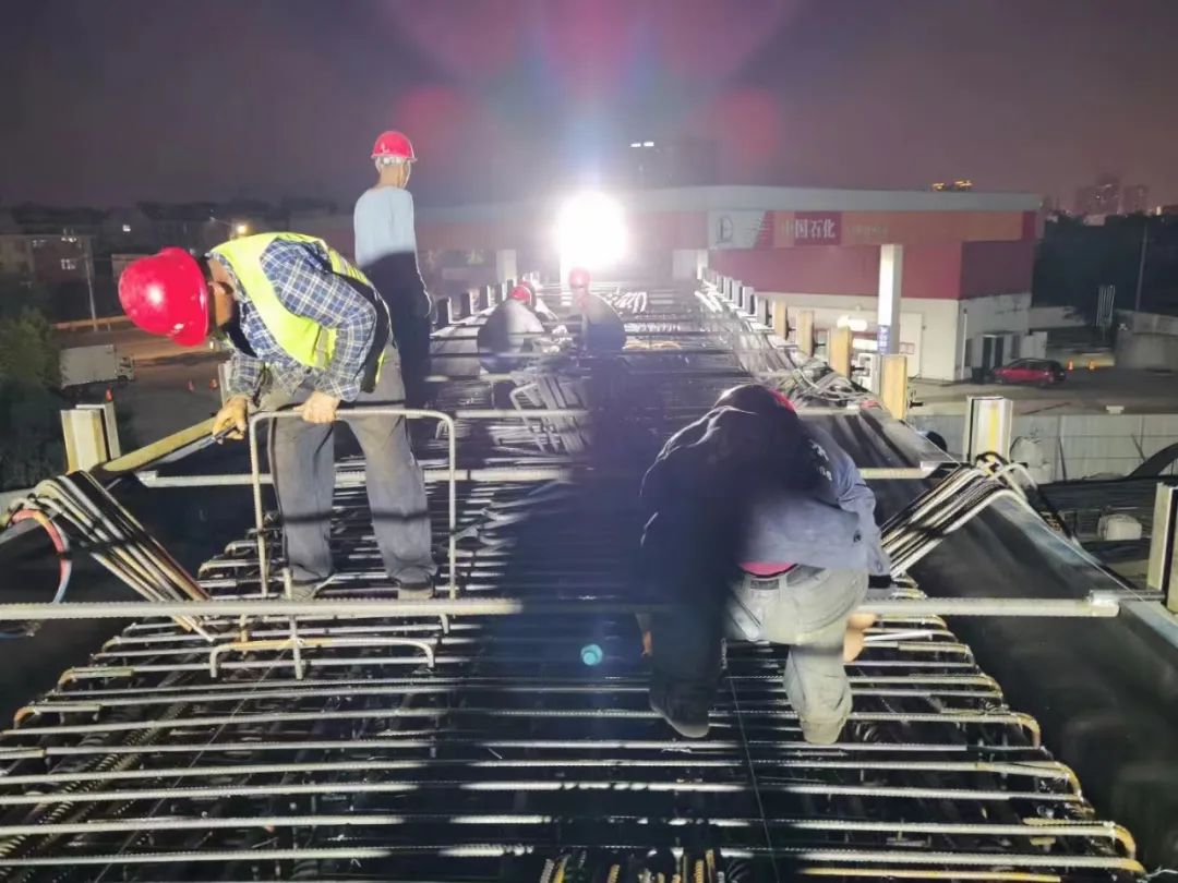 山东黄河工程集团德州运河大道快速路高架桥项目首片盖梁混凝土浇筑完成