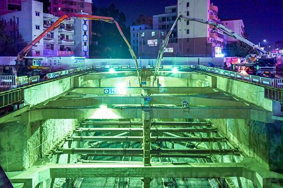 混凝土泵车浇筑现场 - 深圳地铁松元厦站盾构始发井主体首仓混凝土浇筑完成