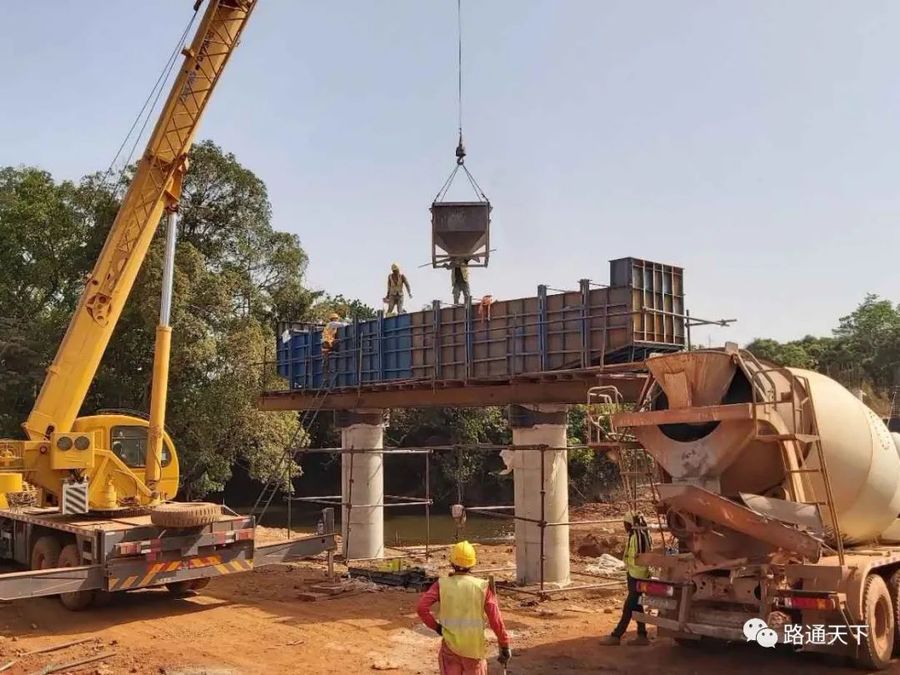 混凝土搅拌运输车浇筑现场 - 中交路建海外分公司 几内亚CMD项目首件盖梁混凝土浇筑完成