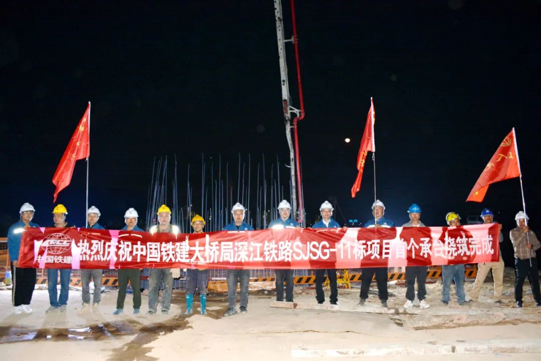 混凝土输送泵车浇筑现场 - 中国铁建大桥局深江铁路SJSG-11标项目首个承台混凝土浇筑完成