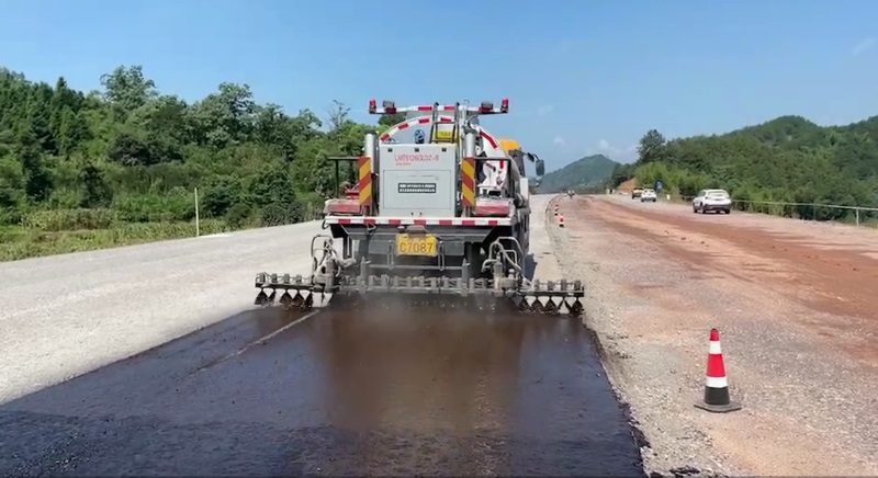 中国水电五局：351国道常山项目沥青路面试验段透、封层施工完成
