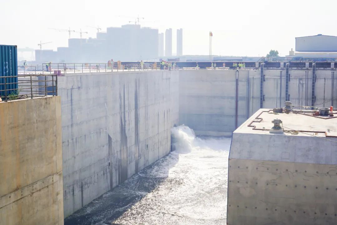 “双节点”告捷：大连湾海底隧道项目西坞室第三批首节E13S6节段混凝土浇筑完成、东坞室第二批管节开启灌水作业