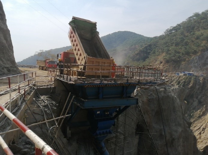 刚果（金）布桑加水电站大坝工程左岸满管溜槽投入试运行