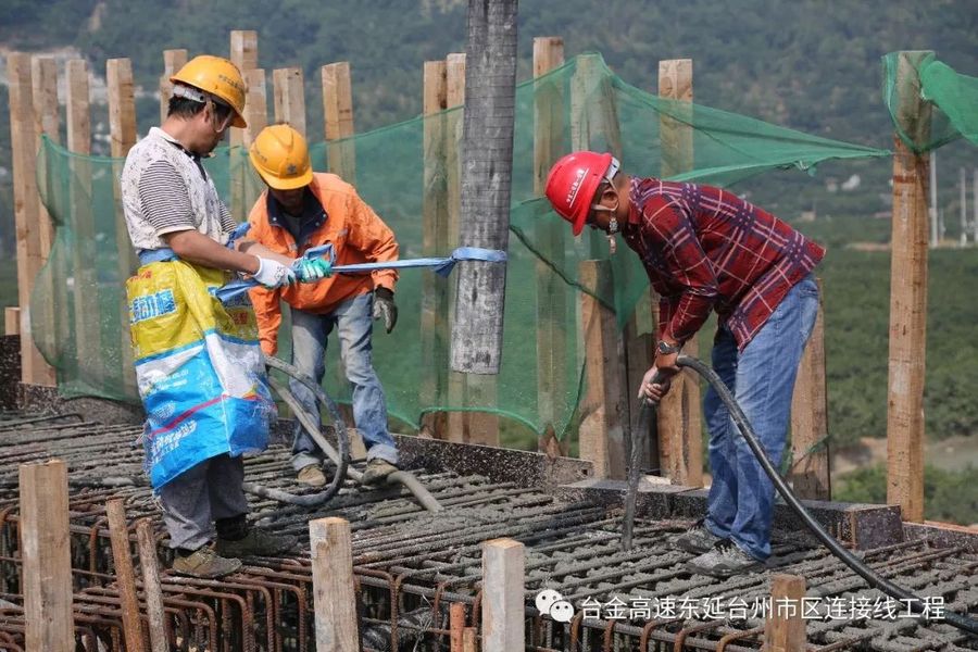 三一重工泵车浇筑现场 - 台金高速市区连接线01施工标首联现浇箱梁开始混凝土浇筑