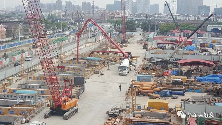 混凝土输送泵车、混凝土搅拌运输车浇筑现场 - 中铁隧道无锡地铁4号线02标项目广石路车站北端头首块底板混凝土浇筑