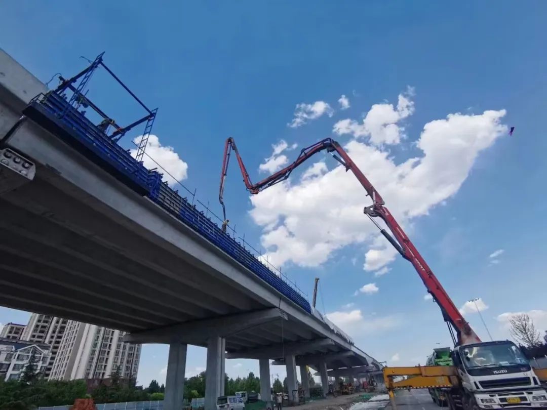 混凝土搅拌运输车、三一重工泵车浇筑现场 - 昌国路项目学府路口至标尾段全长2.1公里的桥梁结构砼全部浇筑完成