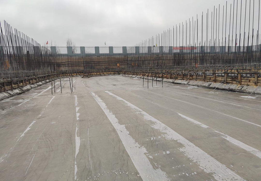 云南十建昭通市第二污水处理厂扩建项目首块筏板基础混凝土浇筑完成