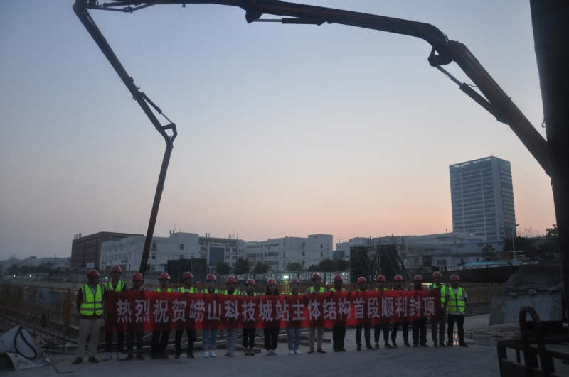 混凝土输送泵车浇筑现场 - 青岛地铁四号线崂山科技城站主体结构首段顶板混凝土顺利浇筑