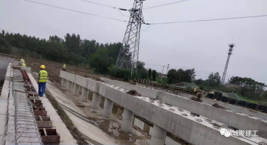 荆州市关沮大道东延线（红门路至豉湖路）道路及排水工程总承包项目桥梁支座垫石浇筑完成