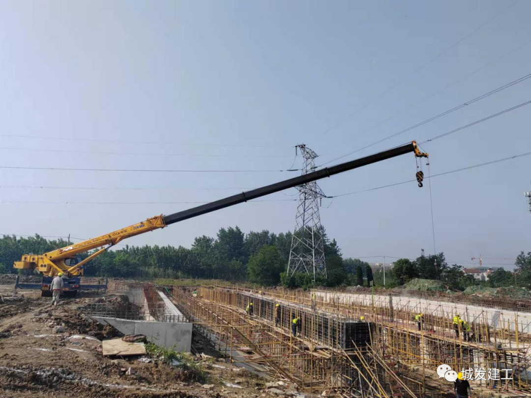 荆州市关沮大道东延线（红门路至豉湖路）道路及排水工程总承包项目桥梁支座垫石浇筑完成