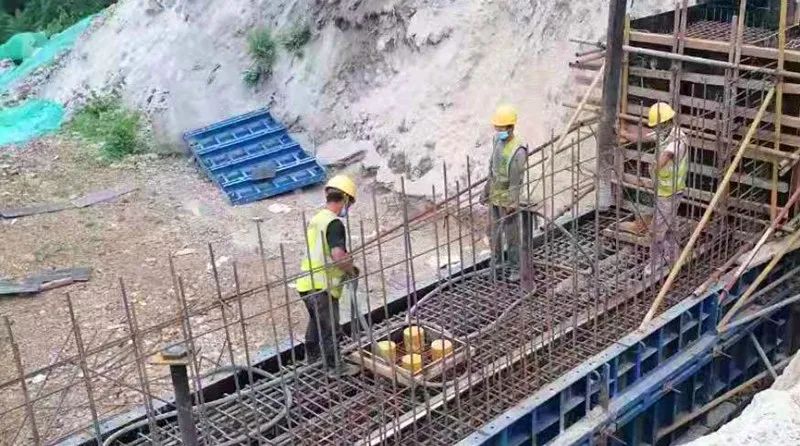 中铁京西：中铁总包部三工区下苇甸大桥首个桥台混凝土浇筑完成