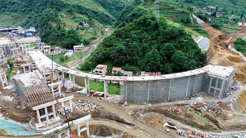 混凝土搅拌车、混凝土搅拌站 - 水电十四局宜昭高速二期B4项目部细沙互通E匝道桥现浇箱梁浇筑完成