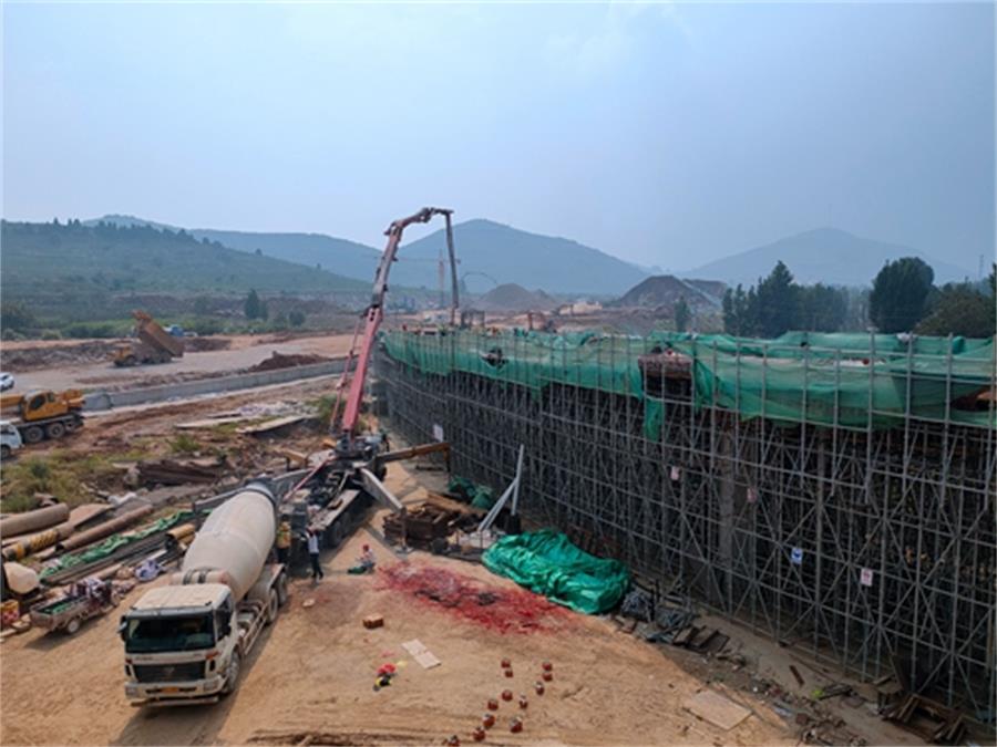 混凝土输送泵车、混凝土搅拌运输车浇筑现场 - 中铁四局七公司新台高速3标项目山亭互通立交D匝道现浇梁砼浇筑完成