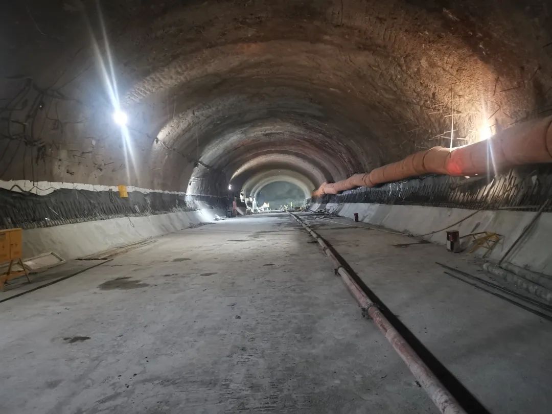 广州市轨道交通十二号线岭南广场至赤岗区间暗挖隧道仰拱浇筑完成