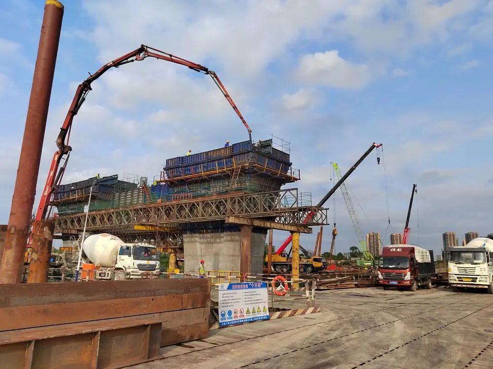 混凝土搅拌运输车、三一重工泵车浇筑现场 - 惠州市鹅城大桥项目首个墩身混凝土浇筑完成