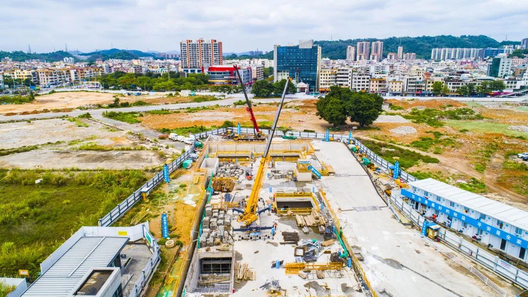 深惠城际平湖站项目车站顶板混凝土浇筑完成，顺利合龙