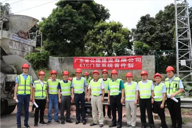 混凝土搅拌运输车浇筑现场 - 广东省公路建设有限公司：首件ETC门架系统基础混凝土浇筑完成