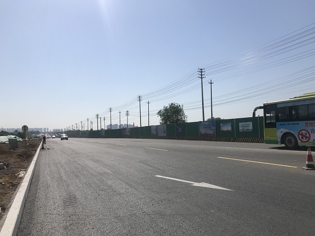 安徽省路桥工程集团：繁华大道项目半幅水稳摊铺施工全面完成
