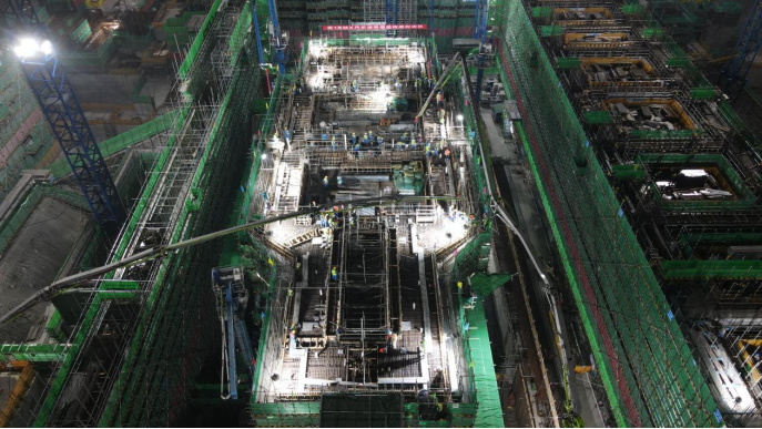 混凝土布料机浇筑现场 - 中广核浙江三澳核电项目1号机组常规岛汽机运转层结构混凝土浇筑完成