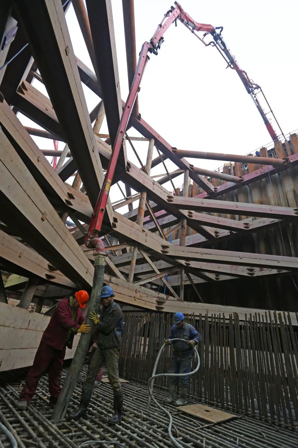 三一重工混凝土泵车浇筑现场 - 五峰山过江通道公路接线工程芒稻河特大桥34号水中墩承台砼浇筑完成