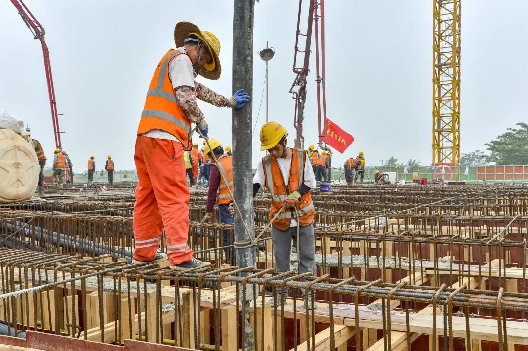 三一重工泵车浇筑现场 - 广西南宁吴圩机场改扩建工程B线飞机滑行道桥开始梁体混凝土浇筑